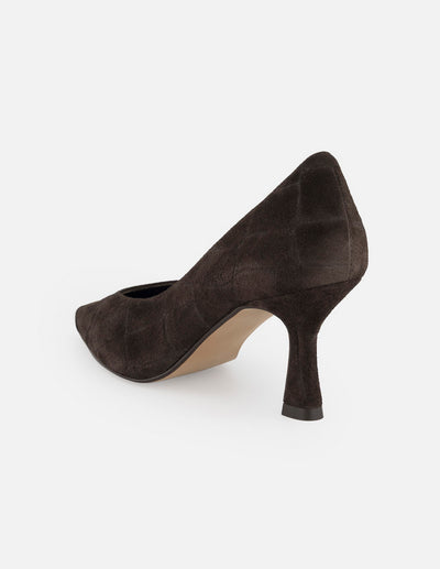 Zapatilla café ante para mujer con grabado tipo coco
