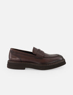 Mocasines café piel para hombre con detalle en relieve