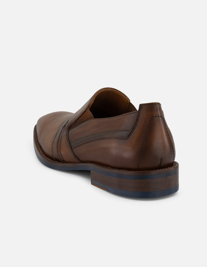 Mocasines café piel para hombre con grabado geométrico