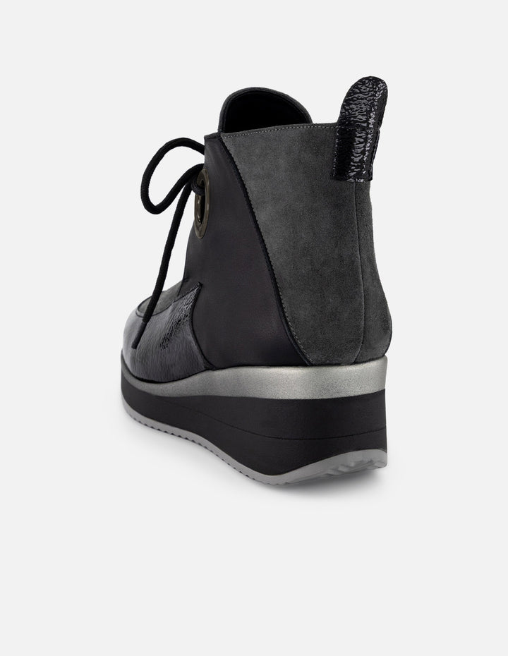 Botines negro ante charol para mujer con combinación de materiales