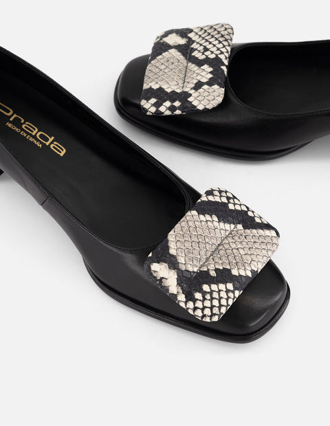 Zapatilla blanca de piel para mujer con grabado tipo serpiente