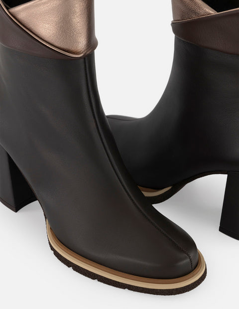 Botines café piel para mujer con solapa superior doblada