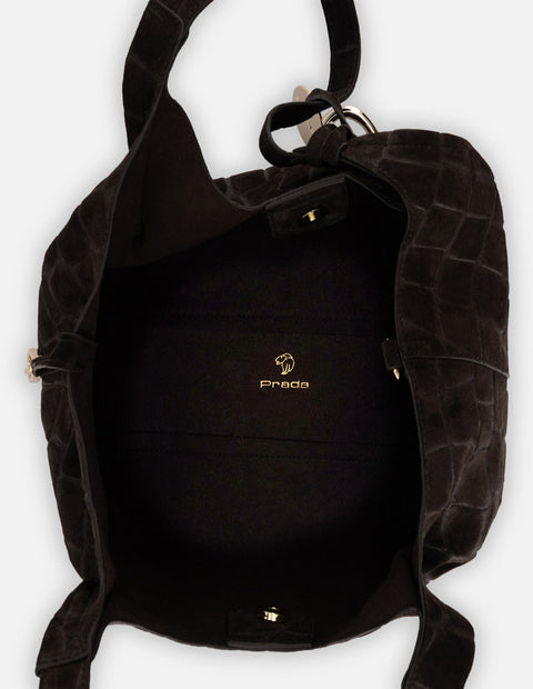 Bolso de hombro café de ante para mujer con accesorio colgante