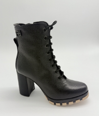 Botines negros piel bombeada para mujer con suela track