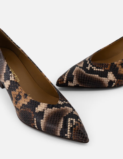 Zapatilla café piel para mujer con grabado tipo serpiente