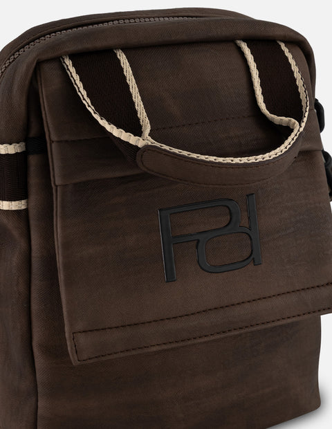 Bandolera café textil para hombre con logo al frente